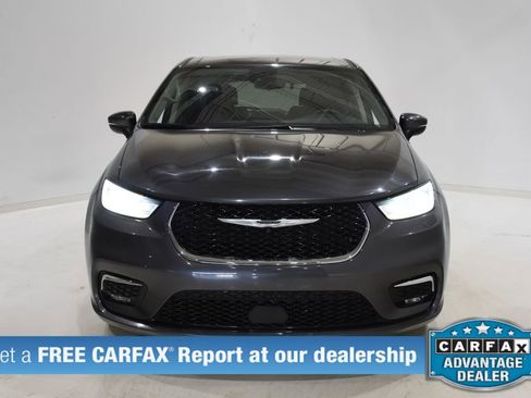 Used 2023 Chrysler Pacifica Touring-L image 2