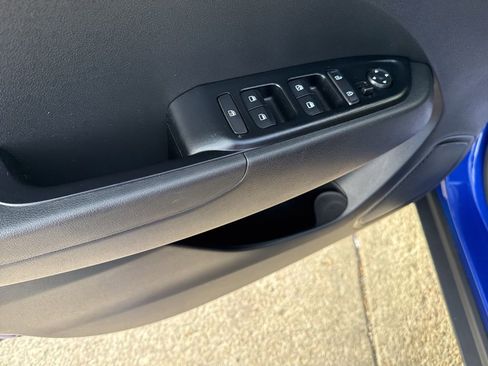 Used 2025 Hyundai Venue SEL image 11