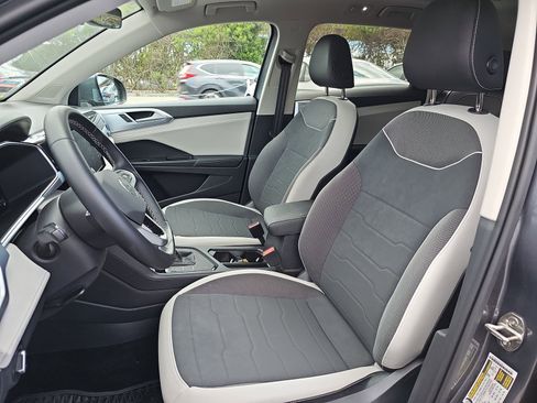 Used 2025 Volkswagen Taos SE w/ Panoramic Sunroof Package FWD image 16