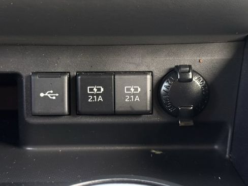 Used 2021 Toyota Highlander XLE FWD image 24