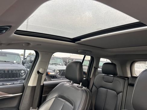 Used 2023 Jeep Grand Cherokee Limited w/ Black Appearance Package image 39