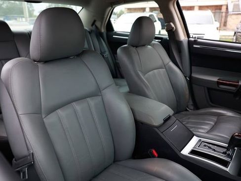 Used 2005 Chrysler 300 C w/ Protection Group II image 16