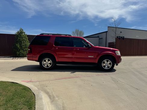 Used 2008 Ford Explorer XLT image 2