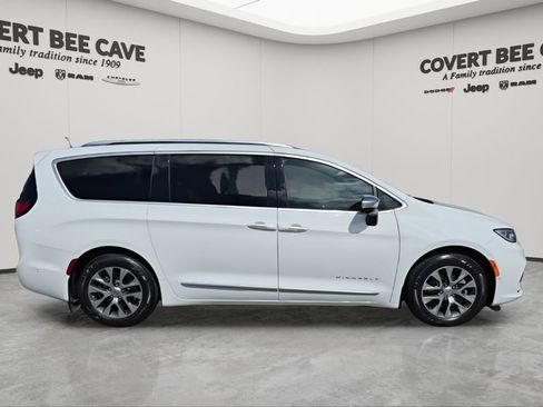 Used 2023 Chrysler Pacifica Pinnacle image 11