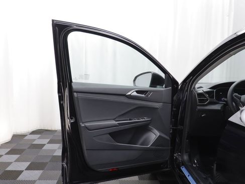 New 2026 Volkswagen Taos SE image 4