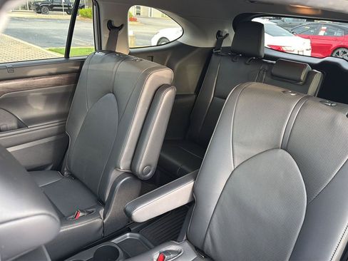 Certified 2020 Toyota Highlander Limited FWD image 32