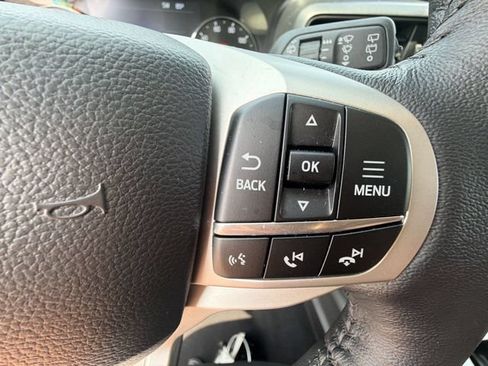 Used 2024 Ford Explorer XLT AWD/4WD image 32