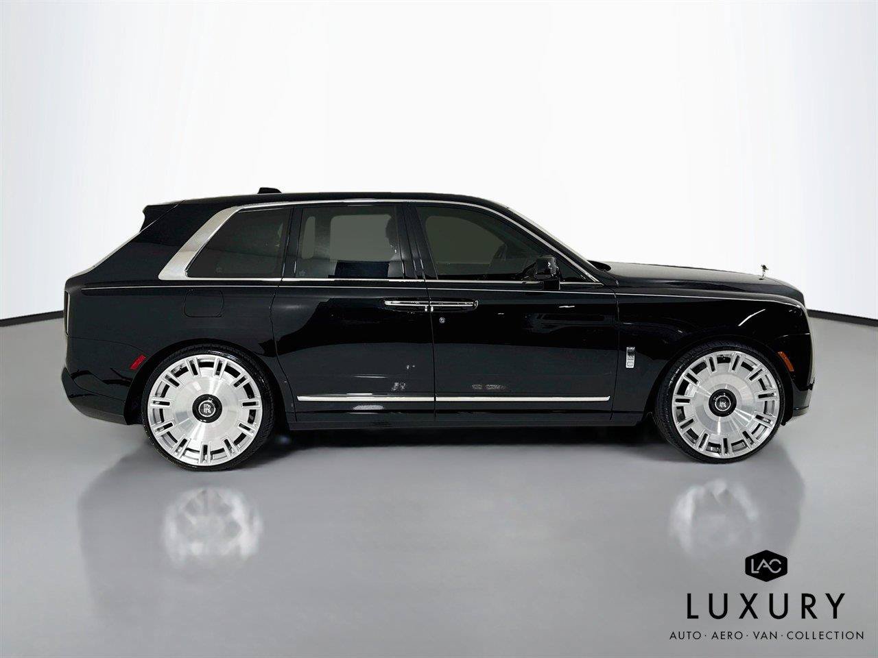 Used 2025 Rolls-Royce Cullinan AWD/4WD image 3