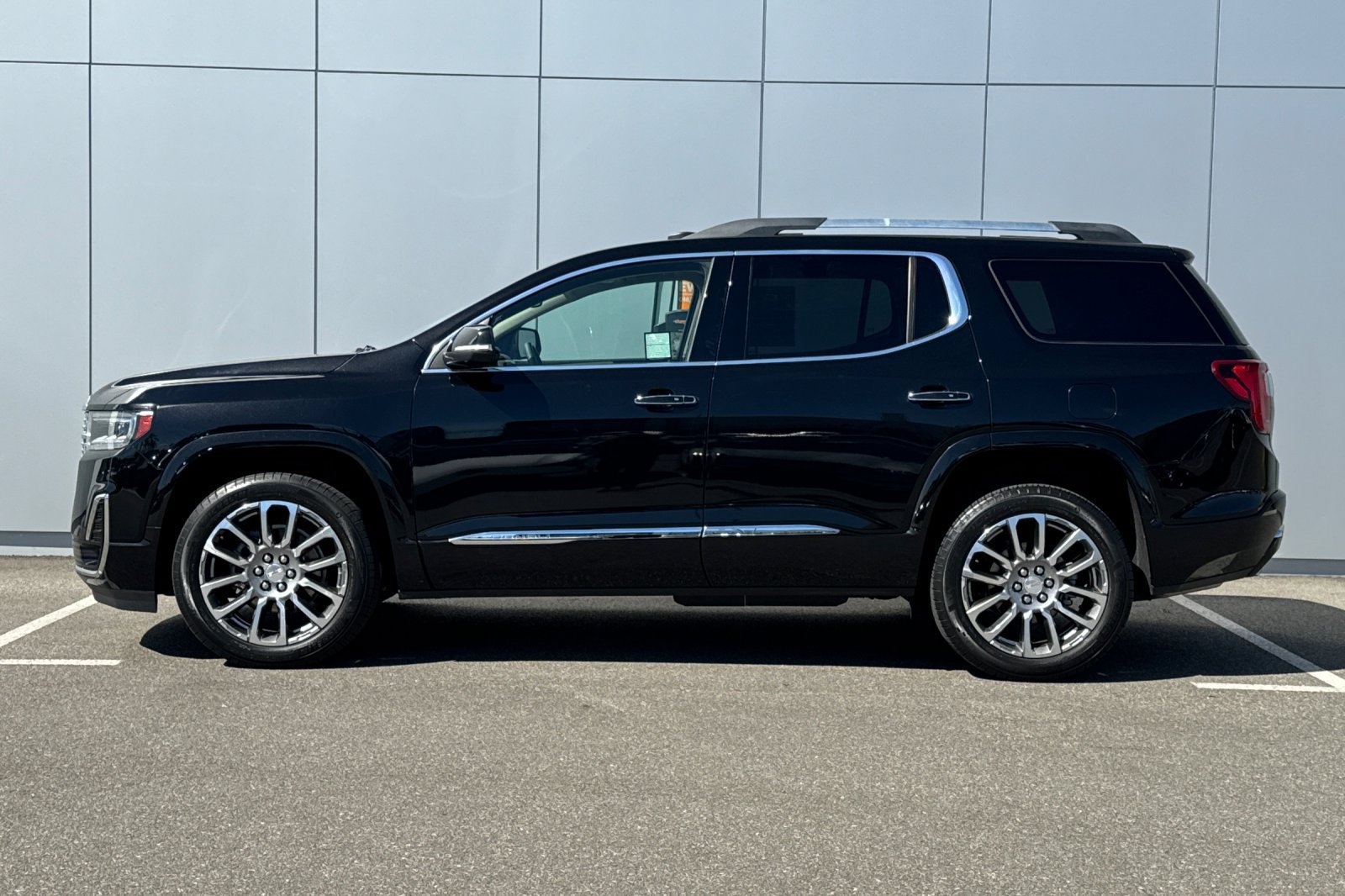 Used 2023 GMC Acadia Denali FWD image 2