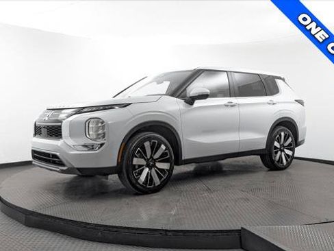 Used 2025 Mitsubishi Outlander SE image 2