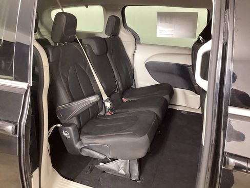 Used 2017 Chrysler Pacifica Touring FWD image 35