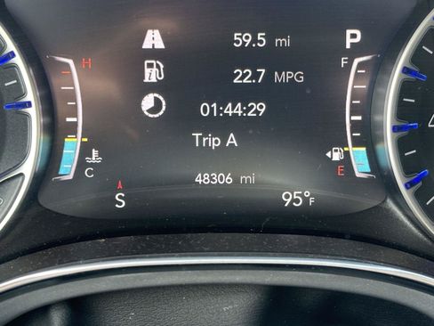 Used 2025 Chrysler Pacifica Limited FWD image 14