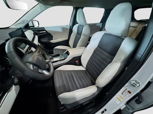 New 2026 Mitsubishi Outlander SE FWD image 2