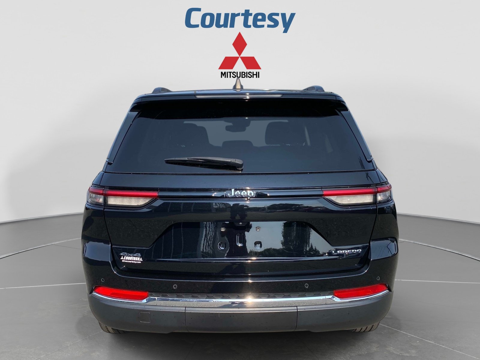 Used 2023 Jeep Grand Cherokee Laredo AWD/4WD image 4
