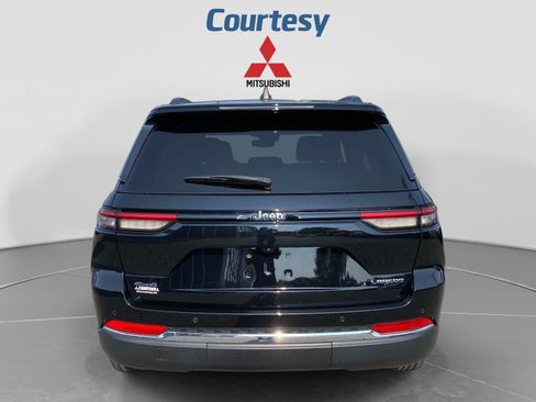 Used 2023 Jeep Grand Cherokee Laredo AWD/4WD image 4