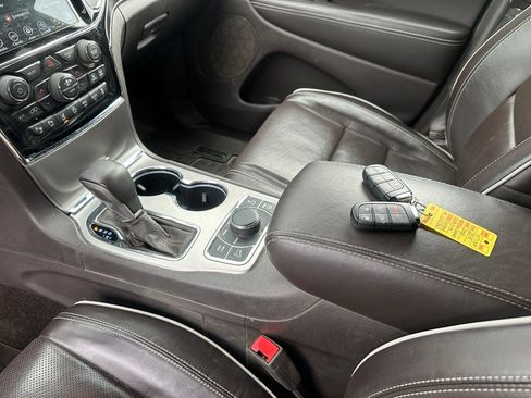 Used 2019 Jeep Grand Cherokee Overland AWD/4WD image 18