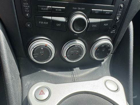 Used 2014 Nissan 370Z Touring RWD image 17