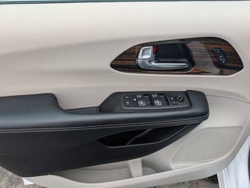 Used 2021 Chrysler Pacifica Limited w/ Uconnect Theater Family Group image 10