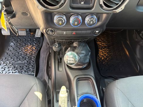 Used 2015 Jeep Wrangler Unlimited Sport w/ Quick Order Package 23S AWD/4WD image 16