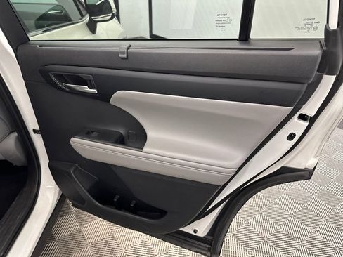 Used 2020 Toyota Highlander XLE image 17