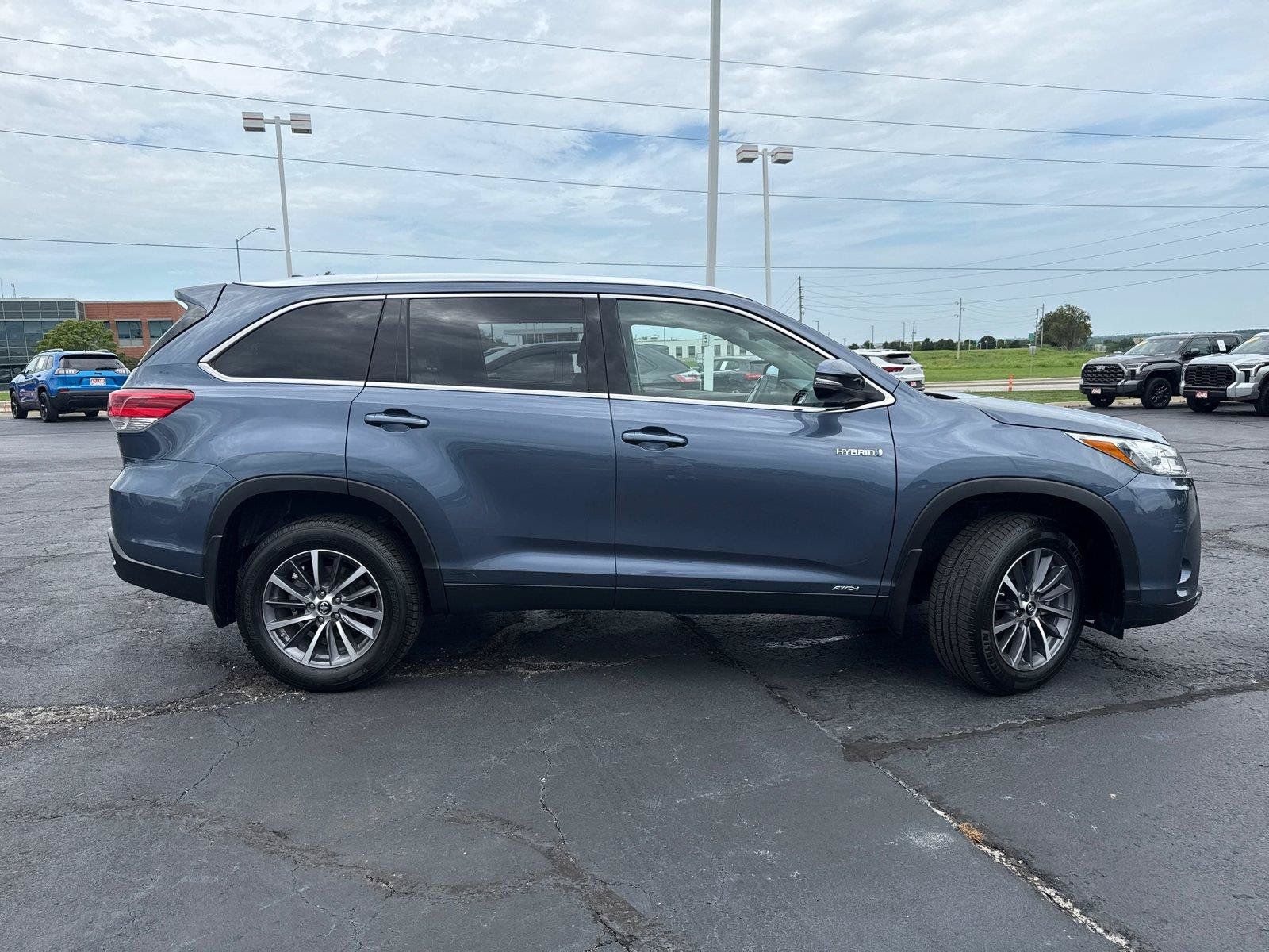 Used 2019 Toyota Highlander XLE AWD/4WD image 10