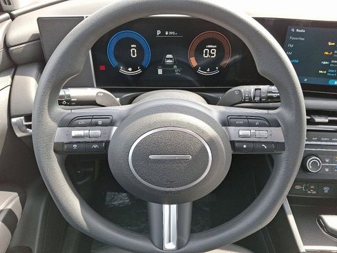 Certified 2025 Hyundai Tucson SE image 12