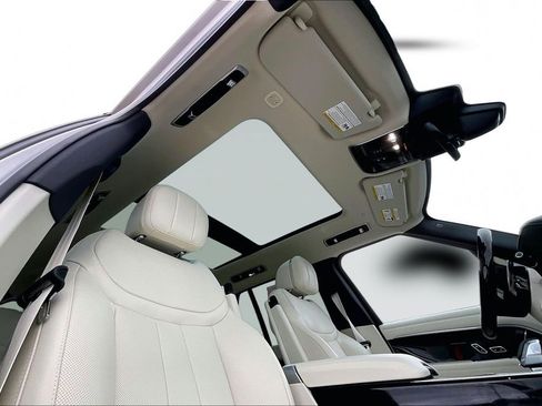 Used 2025 Land Rover Range Rover SE image 27