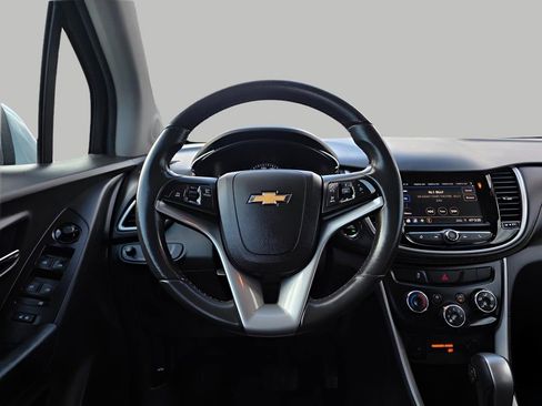 Used 2022 Chevrolet Trax LT w/ LT Convenience Package image 18