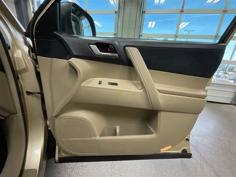 Used 2012 Toyota Highlander FWD w/ Tech Pkg image 23