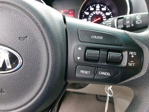 Used 2018 Kia Sedona L image 41