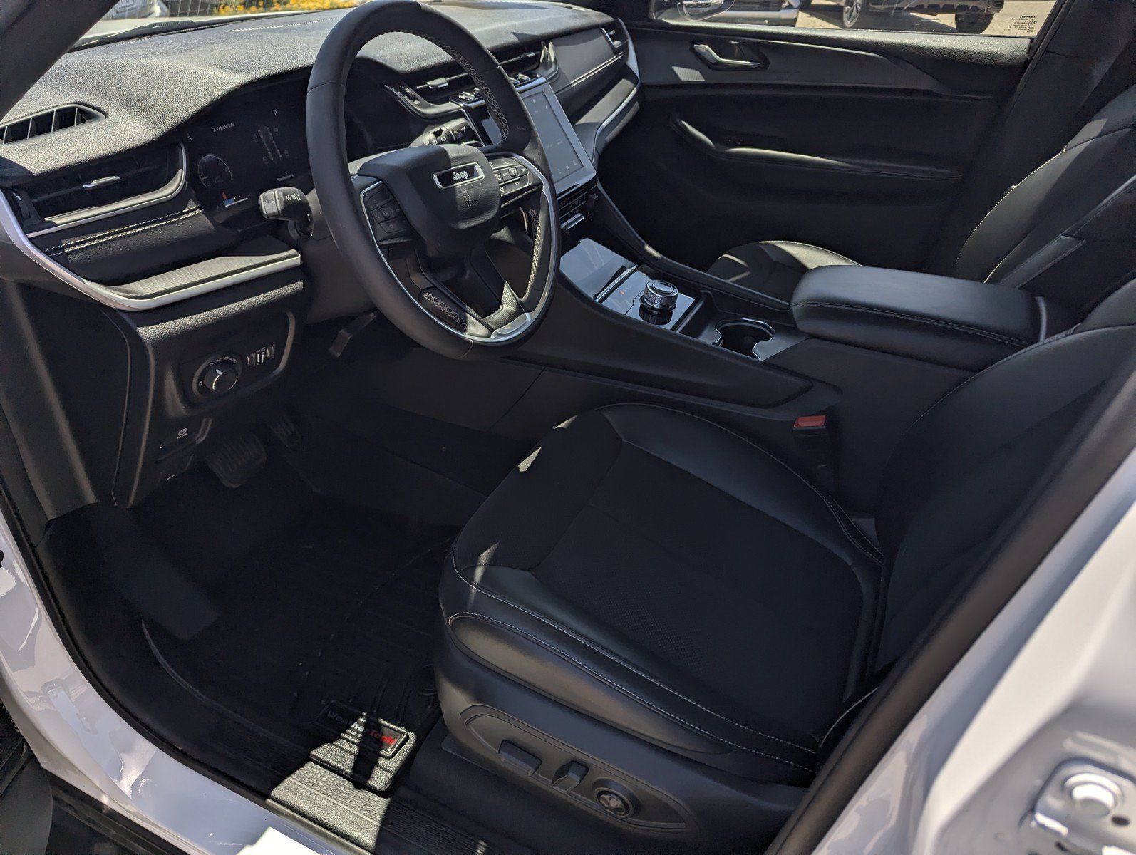 Used 2024 Jeep Grand Cherokee Altitude AWD/4WD image 9