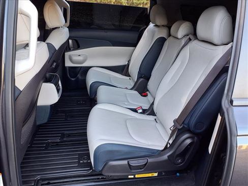 Used 2025 Kia Carnival EX image 11