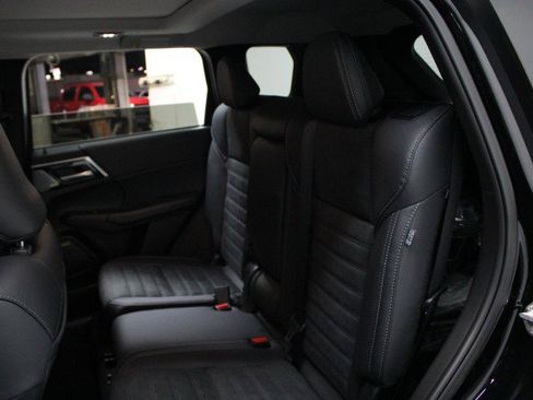 New 2025 Mitsubishi Outlander SE image 25