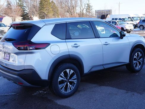 Used 2022 Nissan Rogue SV image 5