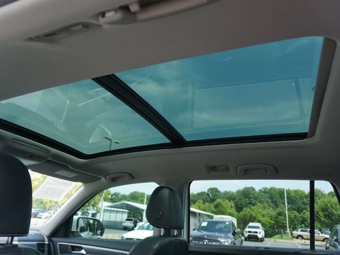 Used 2021 Volkswagen Atlas SE w/ Panoramic Sunroof Package FWD image 24