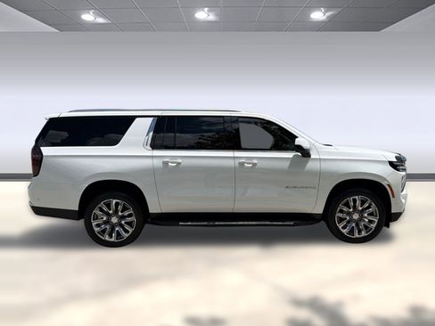 Used 2025 Chevrolet Suburban LT RWD image 7