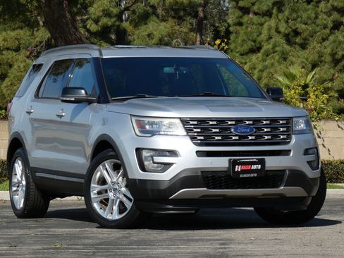 Used 2017 Ford Explorer XLT w/ Equipment Group 202A image 3