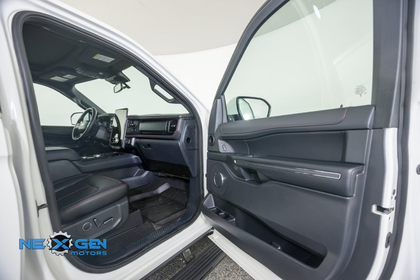 Used 2024 Ford Expedition Max Limited AWD/4WD image 6