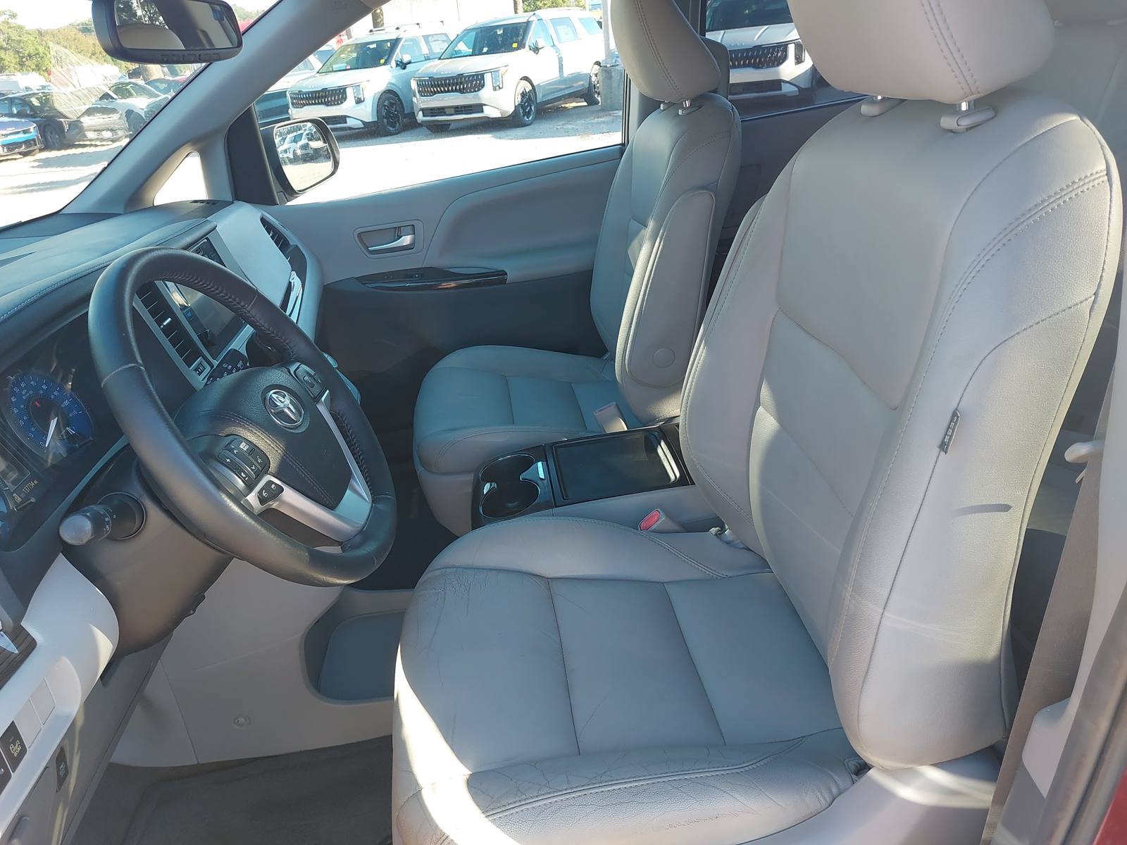 Used 2016 Toyota Sienna XLE Premium FWD image 16