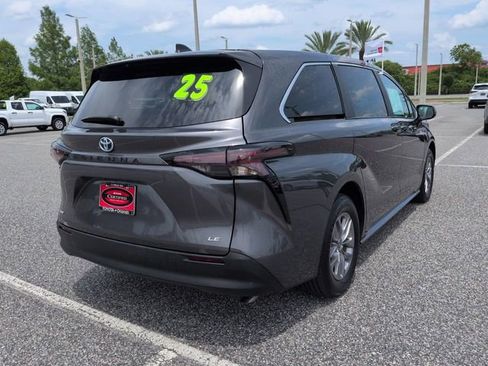 Certified 2025 Toyota Sienna LE FWD image 4