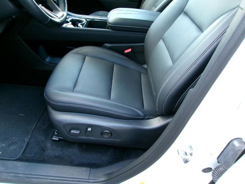 Used 2025 Chevrolet Traverse LT image 10