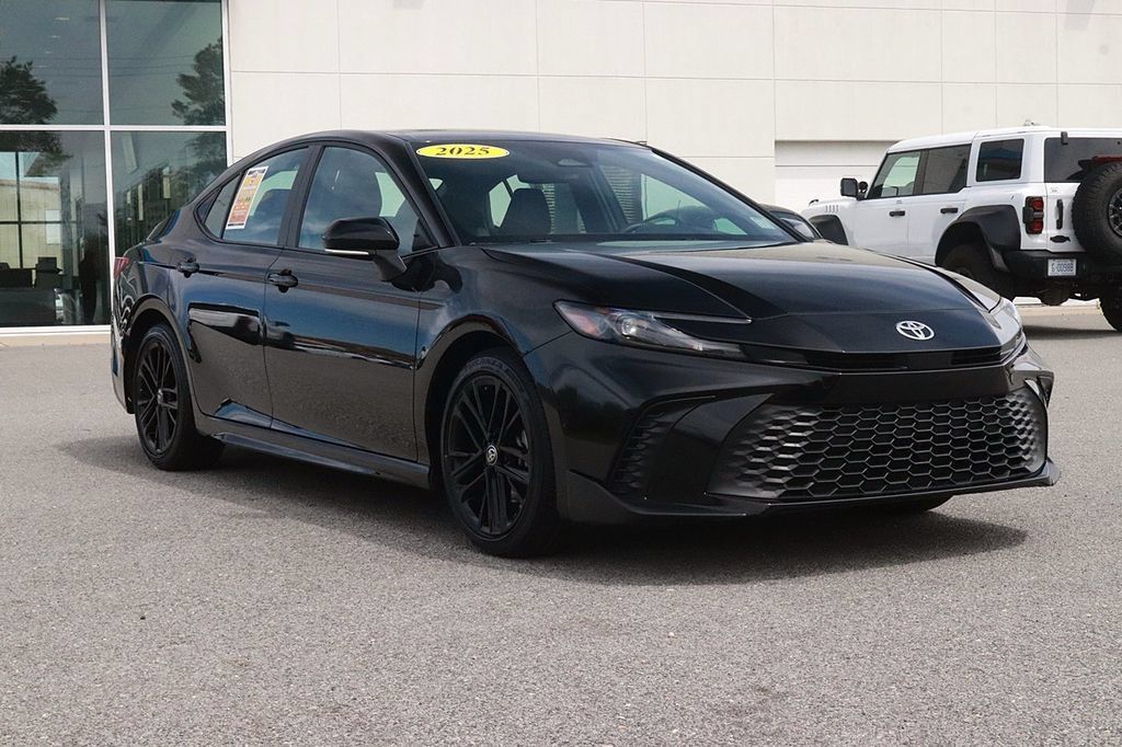 Used 2025 Toyota Camry SE FWD image 3