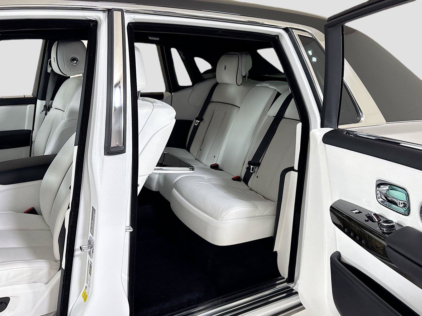 Used 2023 Rolls-Royce Phantom Sedan RWD image 25