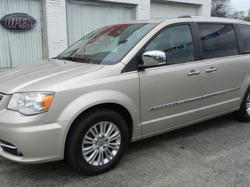 Used 2014 Chrysler Town & Country Limited w/ Luxury Group image 3