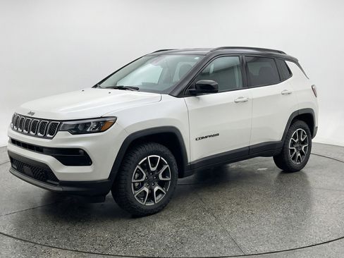 Used 2025 Jeep Compass Trailhawk image 3