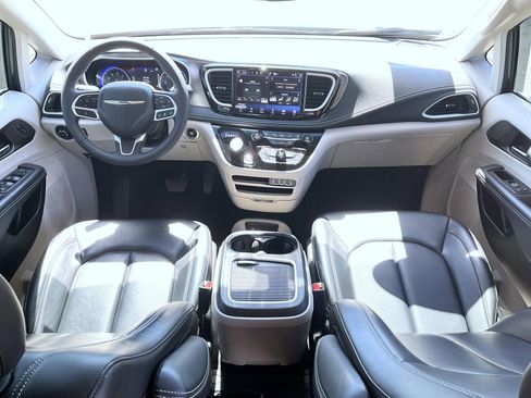 Used 2023 Chrysler Pacifica Touring-L AWD/4WD image 12