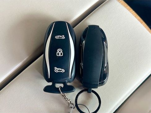 Used 2020 Tesla Model S Long Range Plus image 32