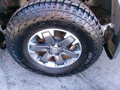 Used 2019 Nissan Frontier PRO-4X image 9