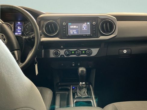 Used 2018 Toyota Tacoma SR5 AWD/4WD image 12