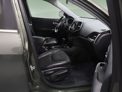 Used 2019 Jeep Cherokee Latitude Plus w/ Cold Weather Group AWD/4WD image 14